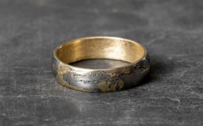 Obrączka Arizona z meteorytu inkrustowanego złotem, wykonana ręcznie w Galerii Derecki.